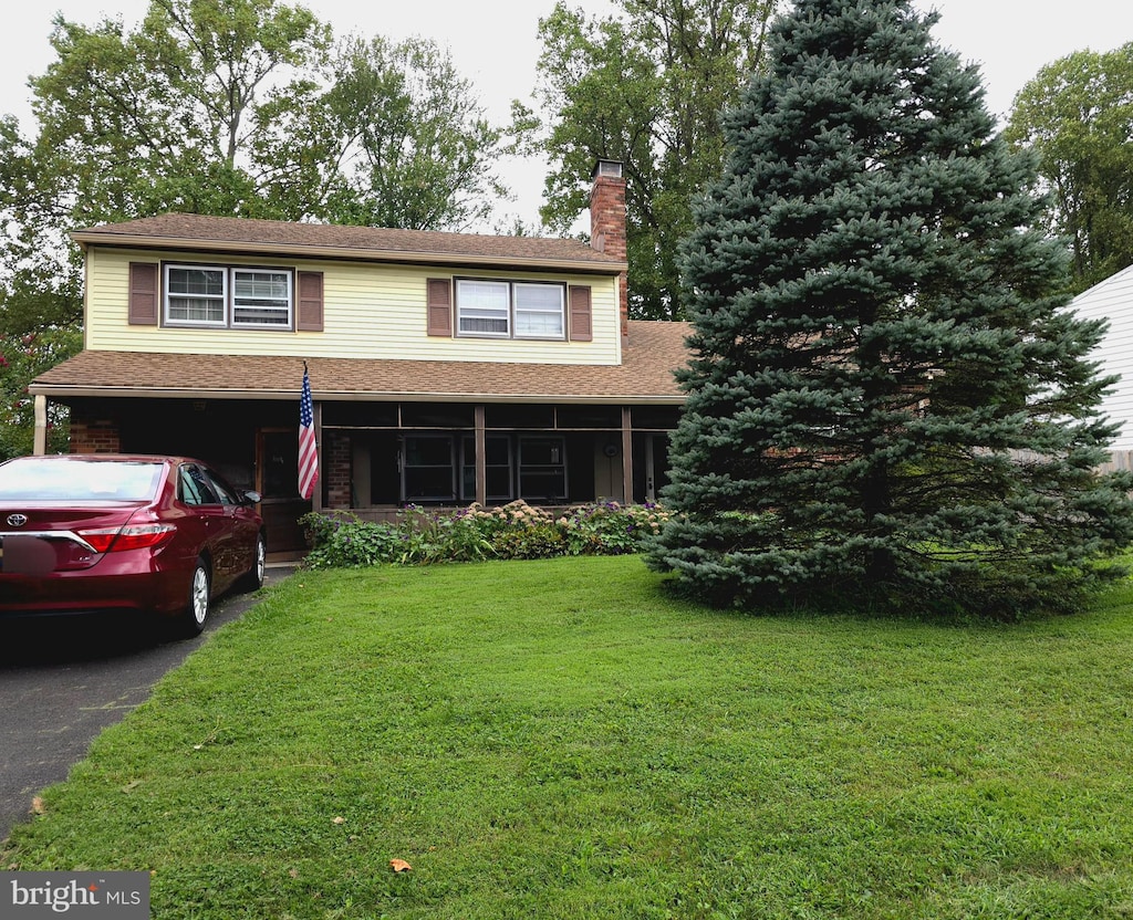 view of front of property with a front yard