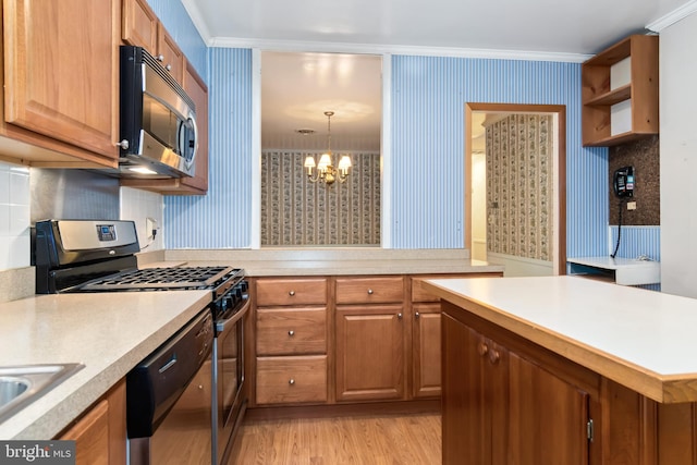 kitchen featuring crown molding, a notable chandelier, appliances with stainless steel finishes, and light wood-type flooring