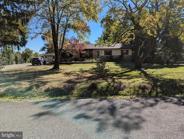 single story home with a front yard