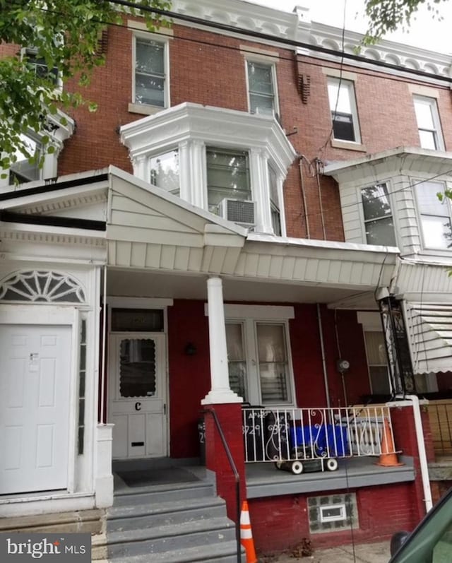 townhome / multi-family property featuring covered porch