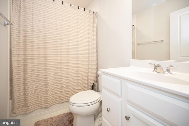 full bathroom featuring shower / tub combo with curtain, vanity, and toilet