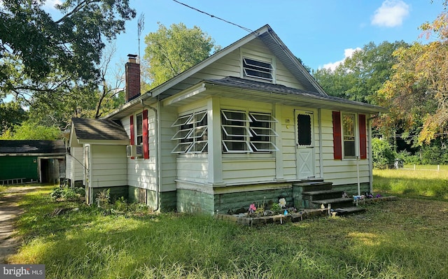 view of front of property featuring a front lawn