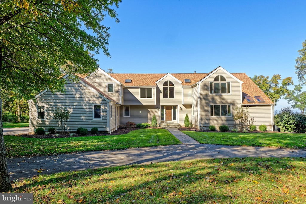 view of front of home with a front lawn