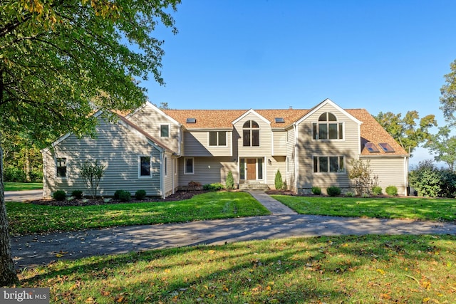 view of front of home with a front lawn