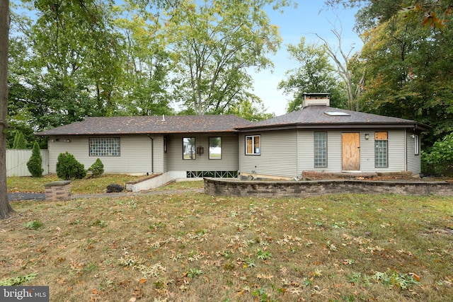 view of front of house featuring a front yard