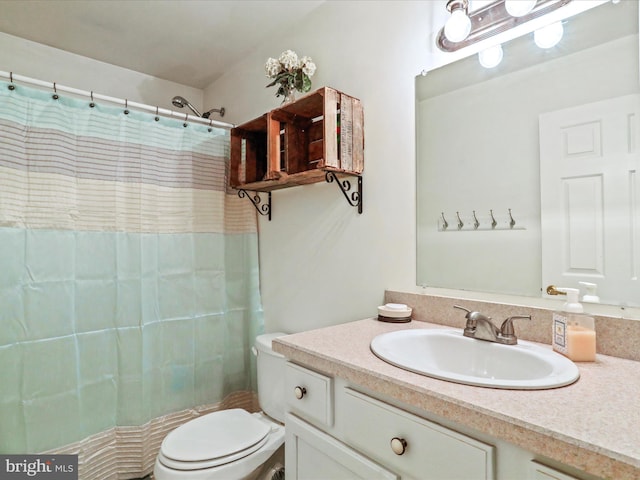 bathroom featuring a shower with shower curtain, vanity, and toilet