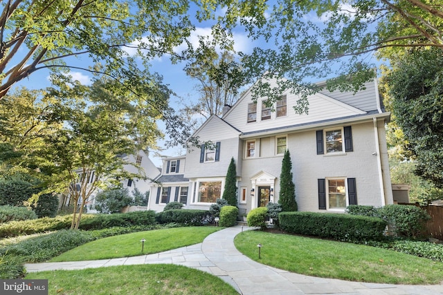 view of front of property featuring a front lawn