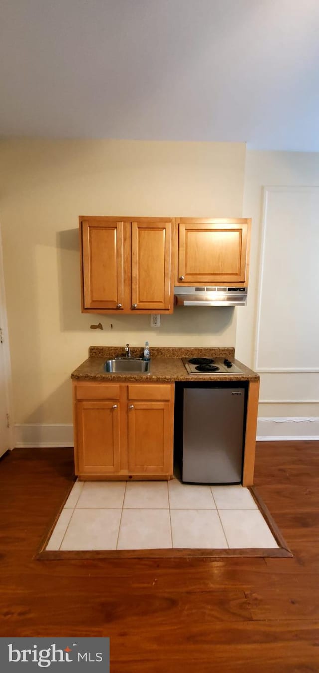 kitchen with dishwasher, light hardwood / wood-style floors, white electric stovetop, and sink