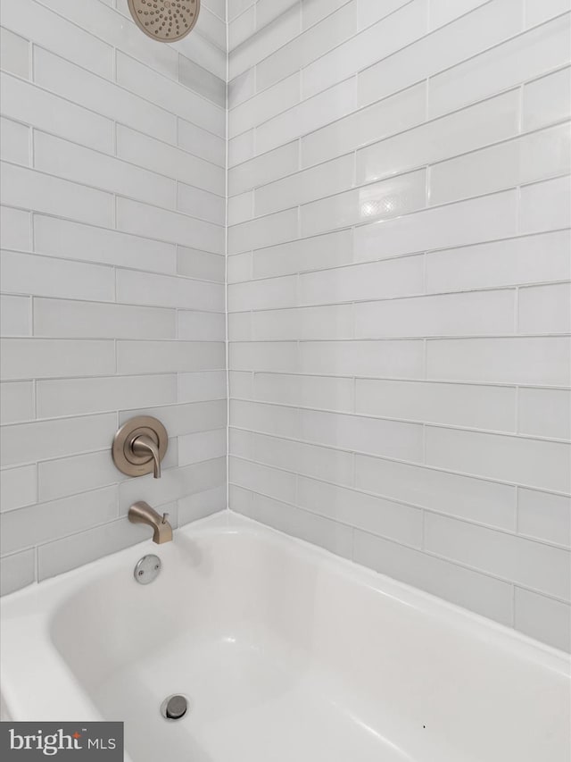 bathroom featuring tiled shower / bath