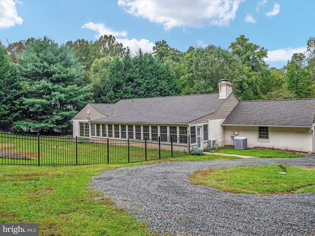 single story home featuring a front lawn