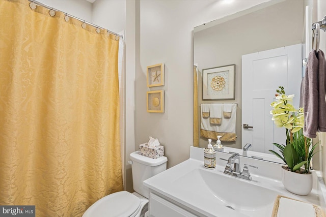 bathroom featuring a shower with curtain, vanity, and toilet