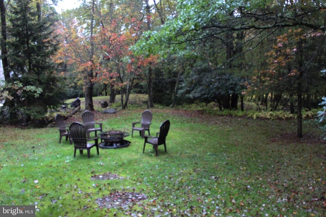 view of yard featuring a fire pit