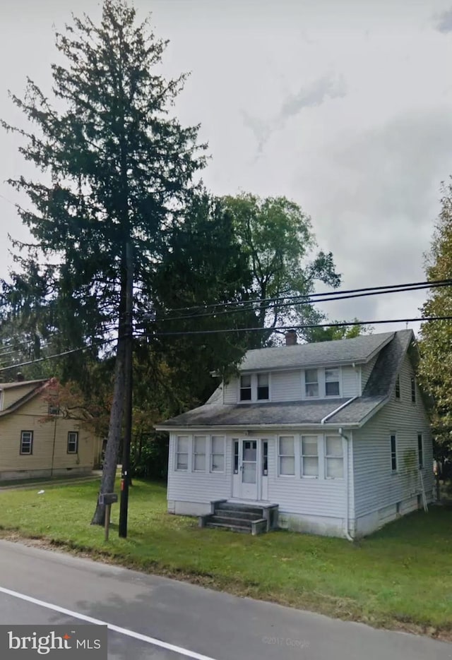 view of front facade with a front yard