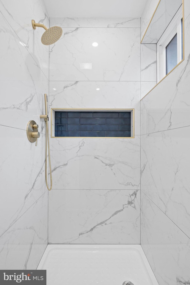 bathroom featuring a tile shower