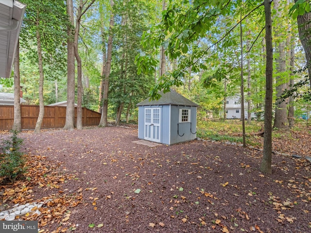 view of yard featuring a storage unit