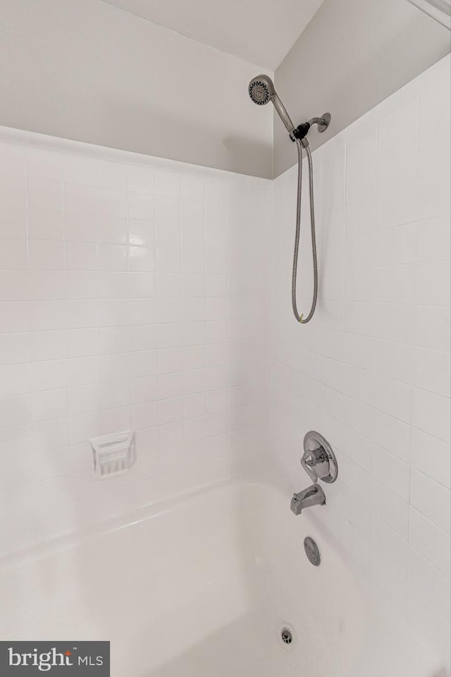 bathroom featuring tiled shower / bath