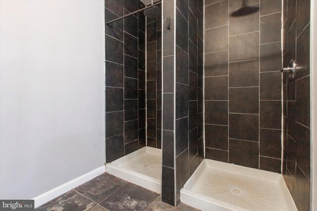 bathroom featuring a tile shower