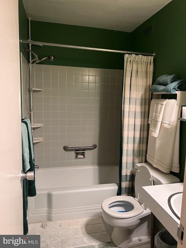 full bathroom featuring shower / tub combo with curtain, vanity, and toilet