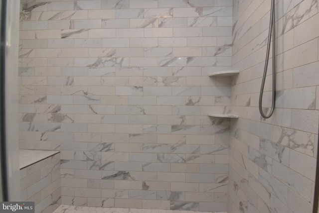 bathroom featuring a tile shower