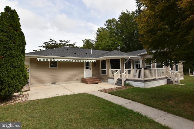 view of front of property with a front yard and covered porch