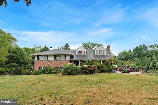 view of front of property with a front yard