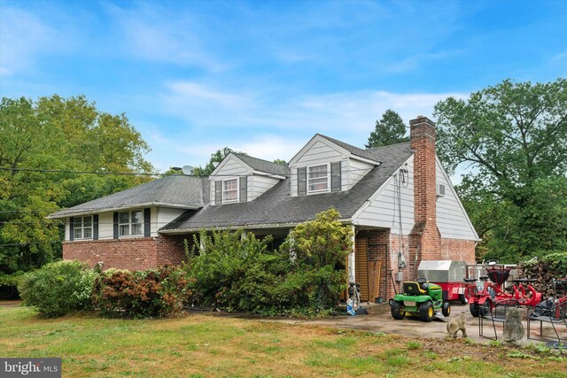 view of front of home featuring a front yard and a patio area