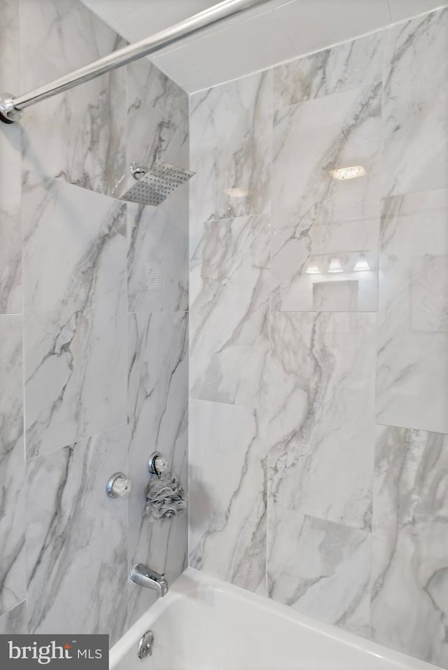 bathroom featuring tiled shower / bath combo