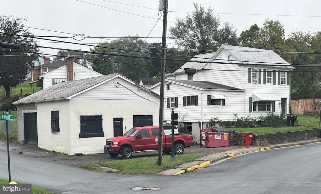 view of front of property