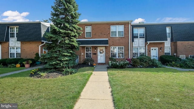 townhome / multi-family property featuring a front yard