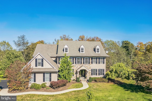 view of front of property featuring a front yard