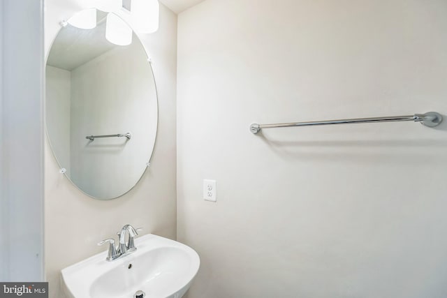 bathroom featuring sink