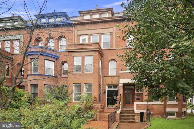 view of italianate-style house