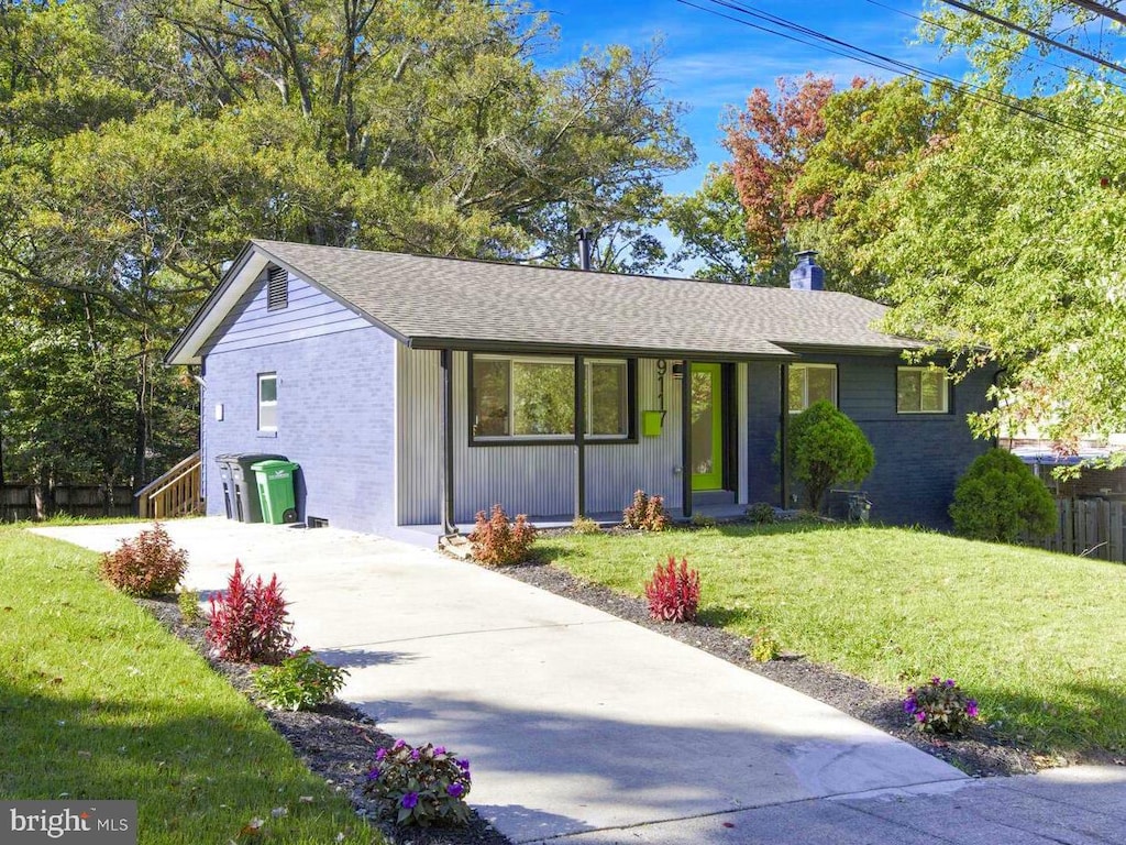 single story home with a front yard