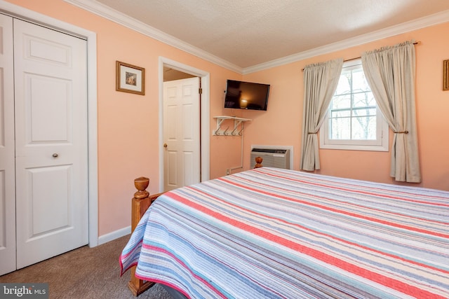 bedroom featuring a closet, a textured ceiling, crown molding, carpet, and a wall mounted AC