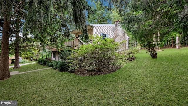 view of side of property featuring a lawn