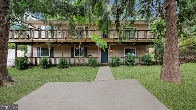 view of front of house with a front lawn