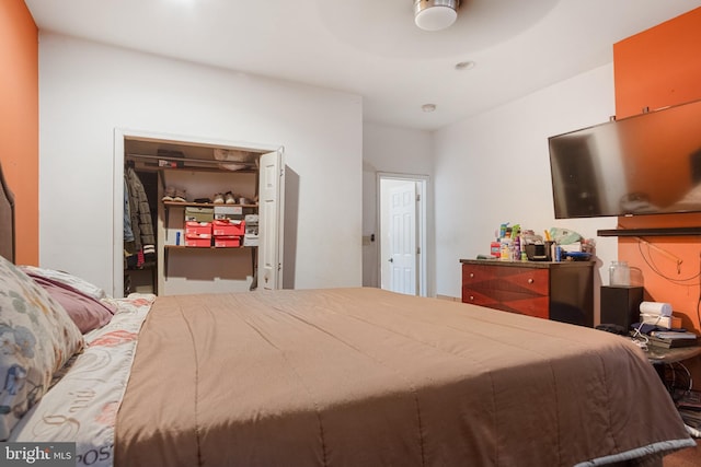 bedroom with ceiling fan and a closet