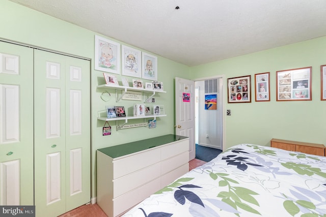 bedroom featuring a textured ceiling and a closet