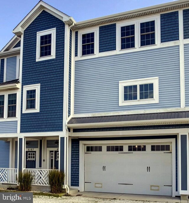 view of front facade featuring a garage