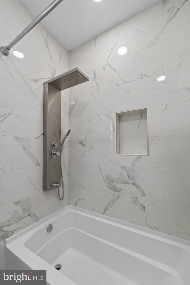 bathroom featuring tiled shower / bath