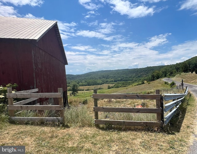 view of yard featuring an outdoor structure and a rural view