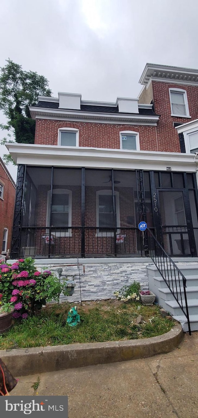 view of front of property featuring covered porch