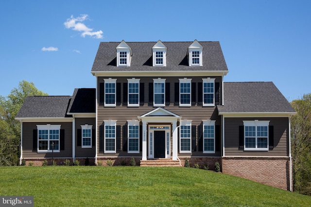 colonial inspired home featuring a front lawn