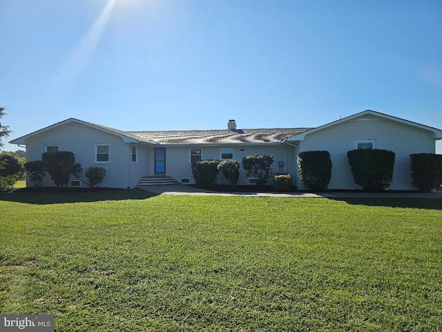 single story home with a front lawn