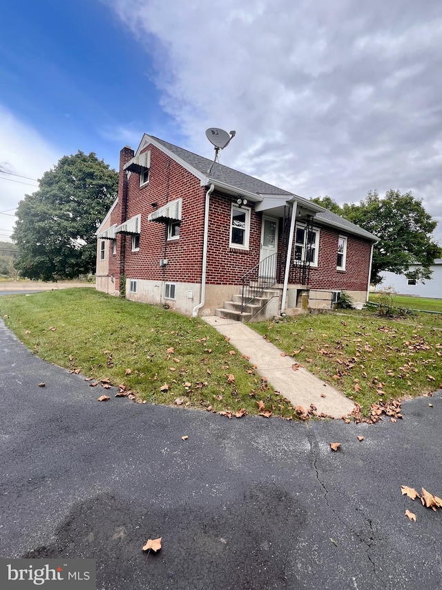 view of front of house featuring a front lawn