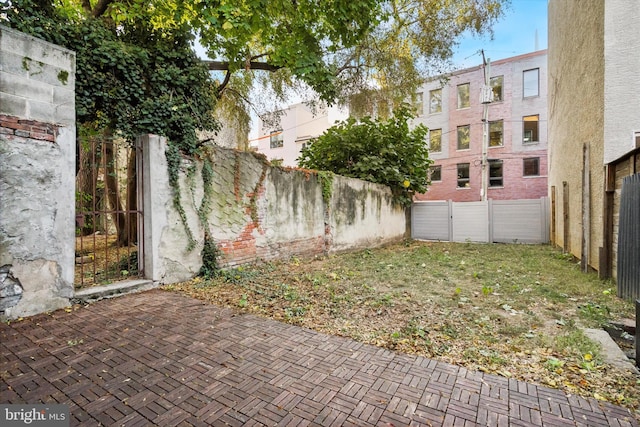 view of yard featuring a patio