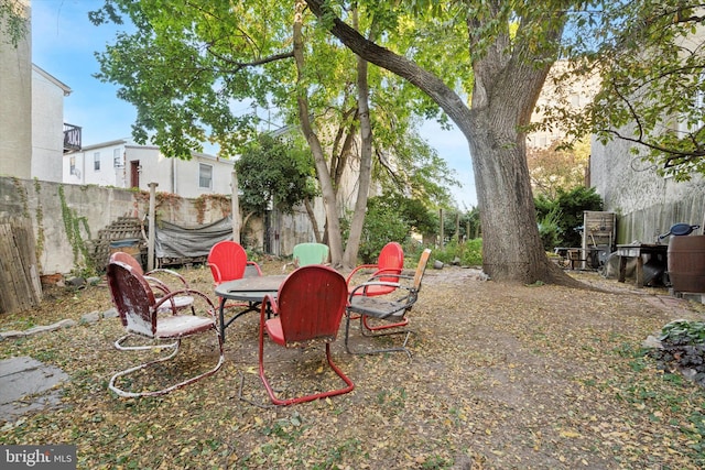 view of yard featuring a fire pit