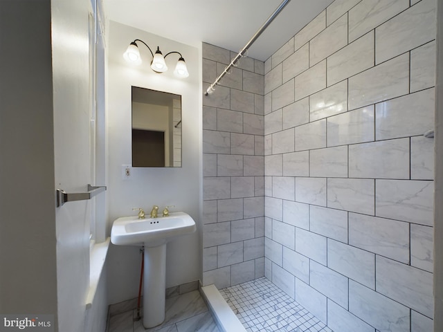 bathroom featuring tiled shower