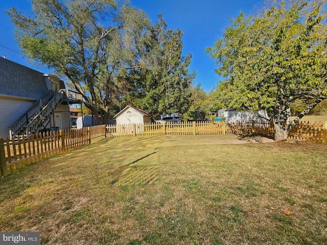 view of yard with a shed