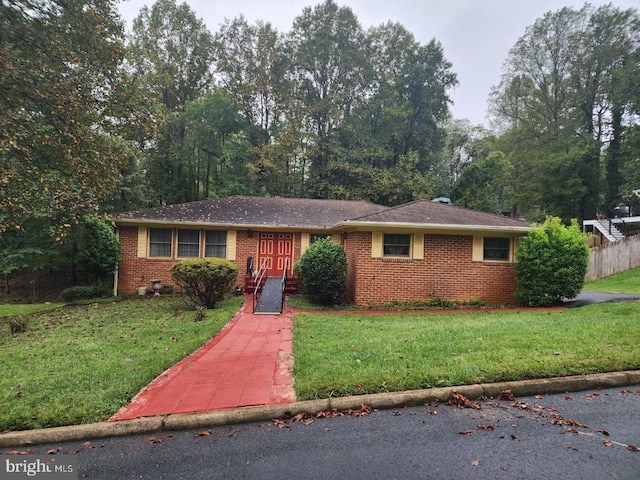 single story home with a front lawn